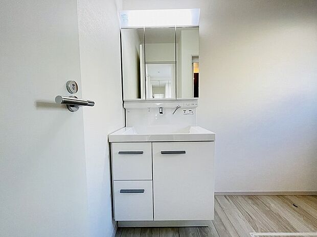 三面鏡に洗面台。 コンセントに照明機能、多機能性を備えた設備です。  