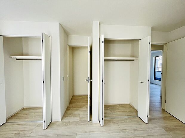 各所に効率的に配置された収納スペースがあり、日常のモノをすっきりと収納できます。 