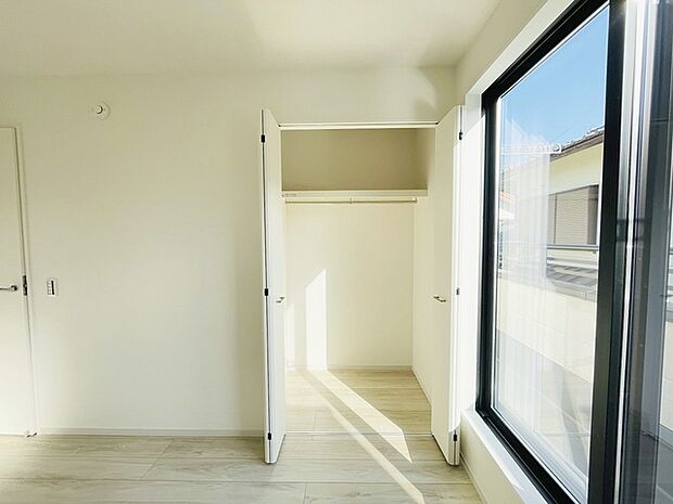 豊富な収納スペースもこの物件の特長の一つ。各所に収納が完備されており、生活をスッキリと整えることができます。 