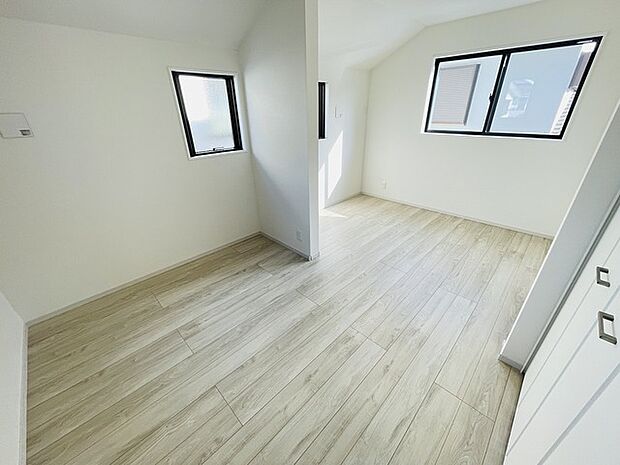 スタイリッシュなデザインと快適な居住性を兼ね備えた洋室。広々とした空間は、自分らしいインテリアを楽しむことができるほか、リラックスした時間を過ごすことができそうです。