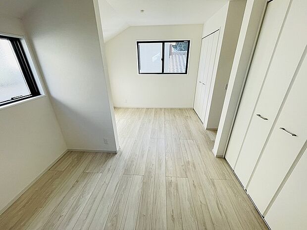 洋室はモダンなデザインと機能性を備え、快適な生活空間に。明るい窓から差し込む自然光が広々とした空間をさらに明るく開放的に感じさせます。