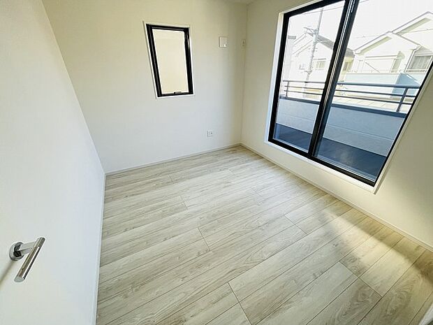 実際に室内をご見学頂くと生活のイメージが広がると思います。家具を置いたイメージや窓からの景色など。周辺で販売に出している物件も一緒にまとめてご見学頂き、比較する事もできます。