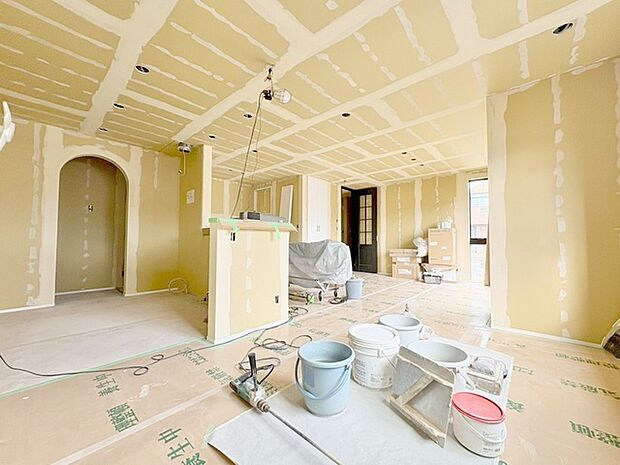 家族の集まるリビングは気持ちの良い自然光が差し込む団欒空間。室内のご見学予約も随時、受付中ですのでお気軽にお問合せください。 