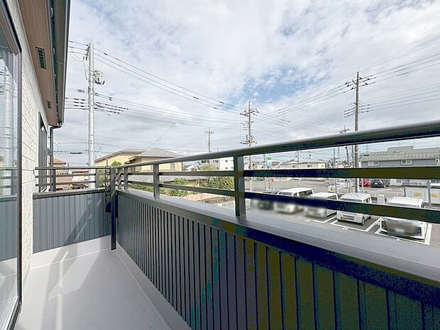 季節の変化や天気の良い日には、バルコニーでの時間が心地よく、気分をリフレッシュさせることができます。 