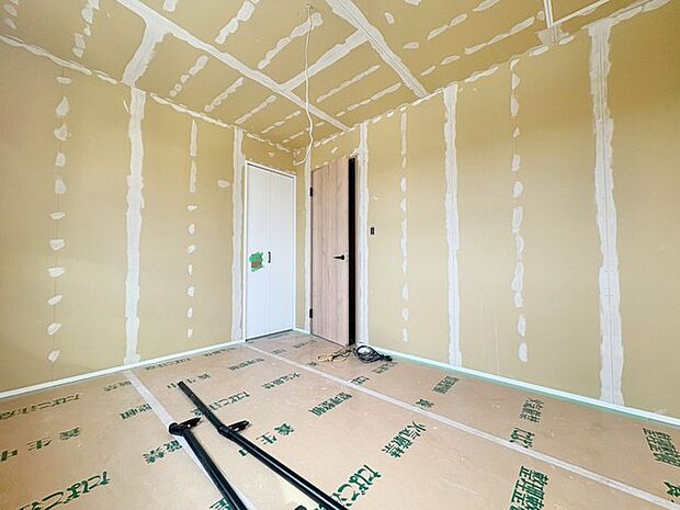 洋室はモダンなデザインと機能性を備え、快適な生活空間に。明るい窓から差し込む自然光が広々とした空間をさらに明るく開放的に感じさせます。  