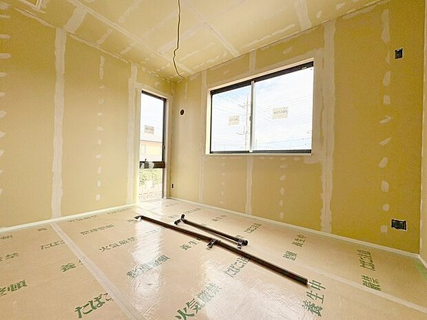 スマートなデザインと賢い収納が生活を快適にします。広々とした雰囲気を演出する工夫が施され、生活空間の魅力を引き出します。  