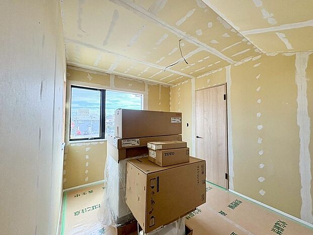 スタイリッシュなデザインと快適な居住性を兼ね備えた洋室。広々とした空間は、自分らしいインテリアを楽しむことができるほか、リラックスした時間を過ごすことができそうです。 