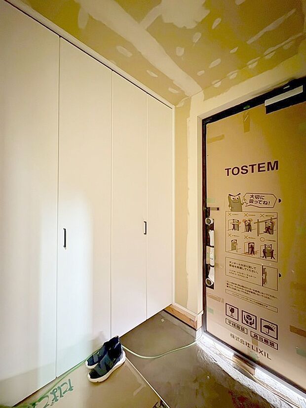 玄関は家の第一印象を左右する重要な場所。ほどよい広さとスタイリッシュな色遣いが印象的です。 