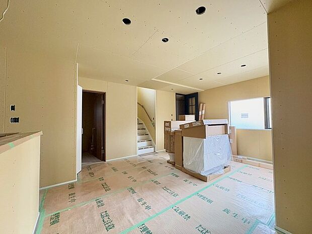 リビングの真ん中に階段がある人気のリビング階段。自然と家族のコミュニケーションが増えます。 