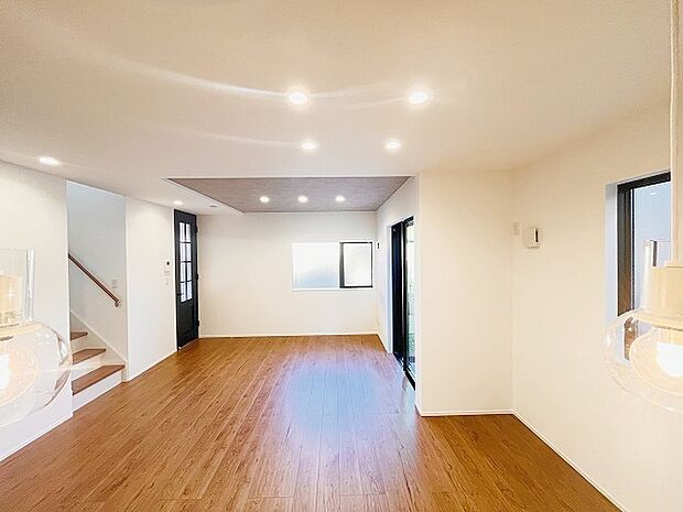 家族の集まるリビングは気持ちの良い自然光が差し込む団欒空間。室内のご見学予約も随時、受付中ですのでお気軽にお問合せください。