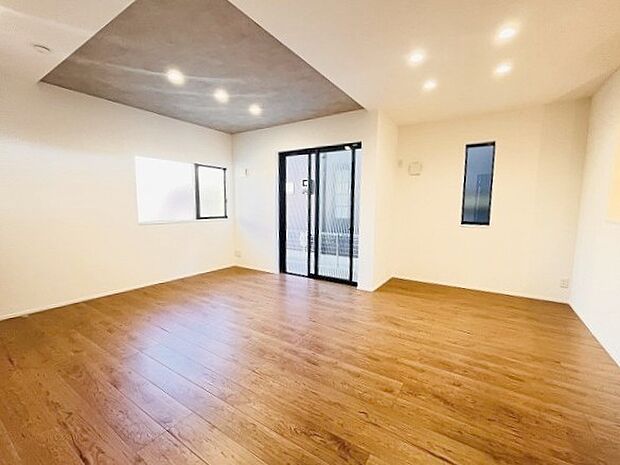 家族が一番集まる場所だから広々としつつも素敵な空間であって欲しい。みんながくつろぐリビングからキッチンまでが一つの空間のように繋がる間取り。