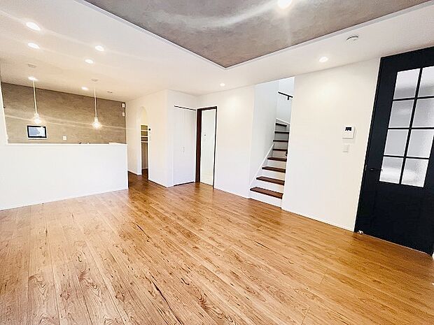 家族が食事するダイニングスペースをキッチンから見渡せる設計に。お料理をしながら家族とのコミュニケーションが増えそうな予感。