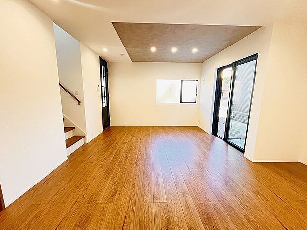 リビングの真ん中に階段がある人気のリビング階段。自然と家族のコミュニケーションが増えます。 