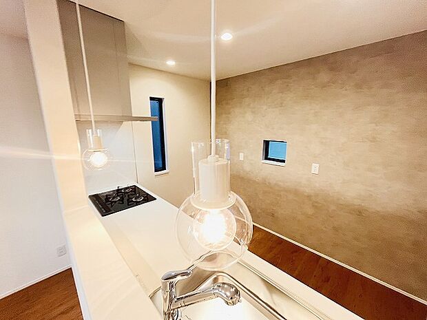 カウンターキッチンならではの開放的な見通し、全体が見渡せることでご家族の団欒スペースもより明るく笑顔が溢れる空間となります。 