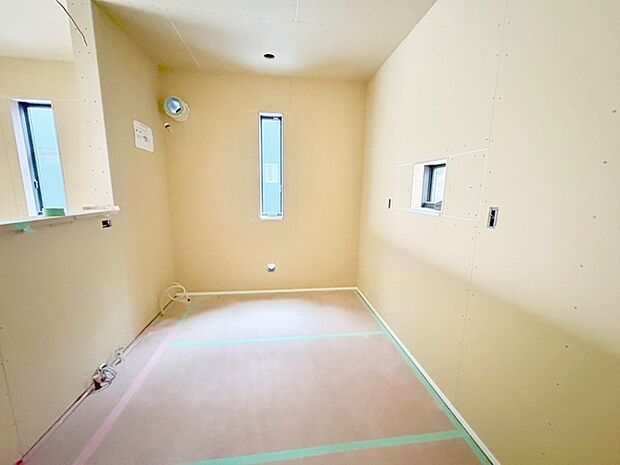 キッチンコンロスペースの近くには、空気の入れ替えが可能な開口部を設置！！ お料理をする際には、換気扇を回しながら匂いが籠らない様に開放してお料理もお楽しみ頂けます。 