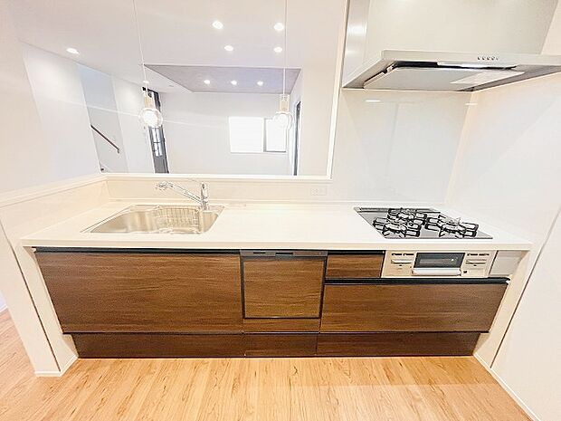 お料理をしながらリビングの家族やゲストとの会話が楽しめるカウンタータイプのキッチン。毎日のお料理を楽しく快適に。