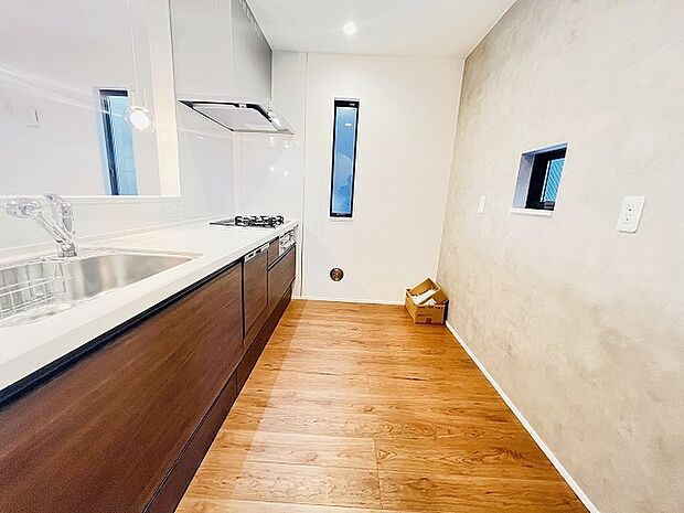 キッチンコンロスペースの近くには、空気の入れ替えが可能な開口部を設置！！ お料理をする際には、換気扇を回しながら匂いが籠らない様に開放してお料理もお楽しみ頂けます。 