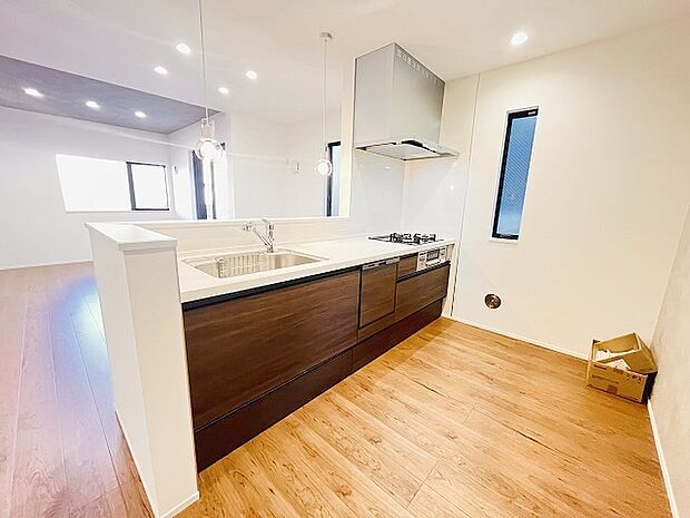 お料理をしながらリビングの家族やゲストとの会話が楽しめるカウンタータイプのキッチン。毎日のお料理を楽しく快適に。 