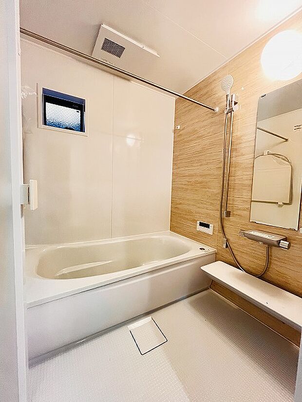 一日の疲れを癒してくれるゆったりとしたバスルームです。