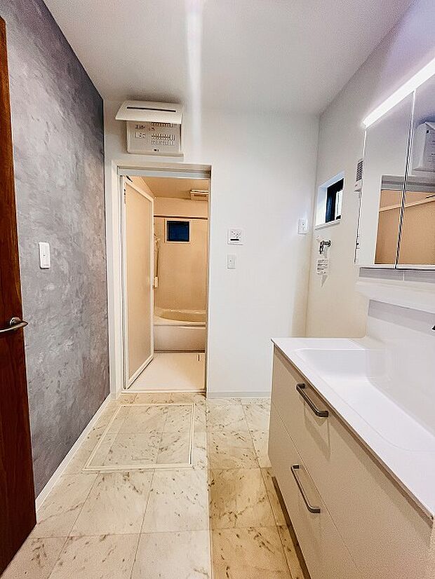 使いやすいタイプの洗面化粧台のあるランドリースペース 