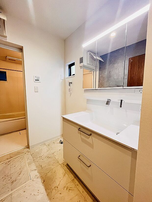 三面鏡に洗面台。 コンセントに照明機能、多機能性を備えた設備です。