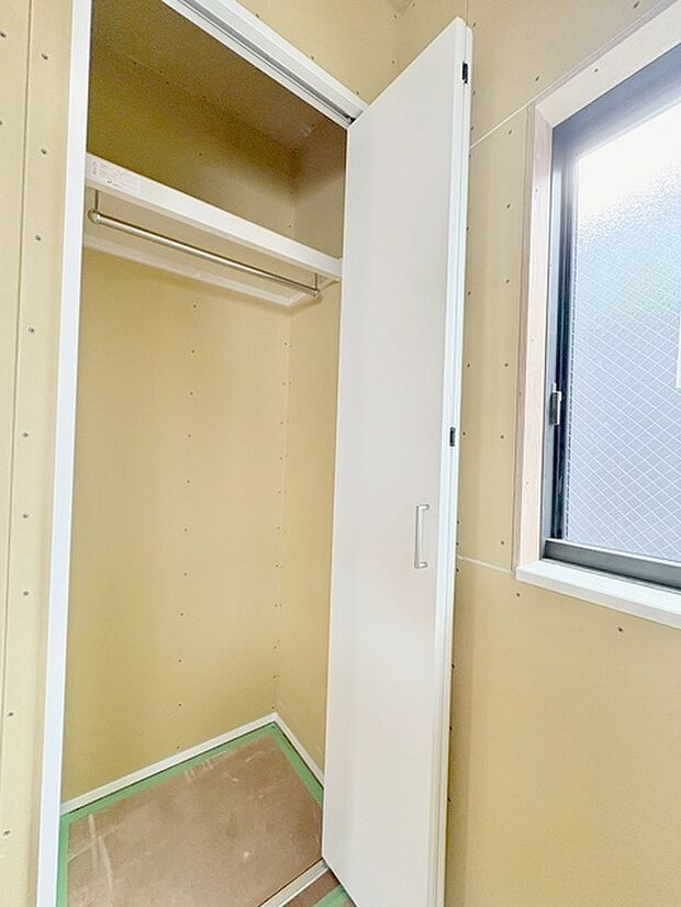 豊富な収納スペースもこの物件の特長の一つ。各所に収納が完備されており、生活をスッキリと整えることができます。 