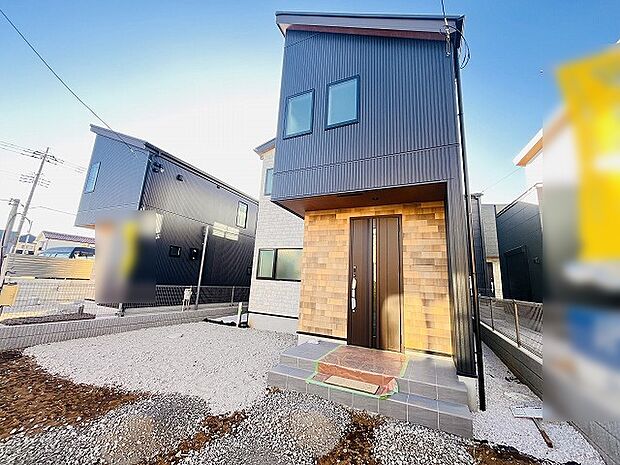 周辺の街並みの中で適度な主張、生活に溶け込むシンプルなデザインの外観が魅力の一戸建です。