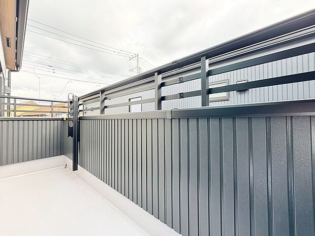 季節の変化や天気の良い日には、バルコニーでの時間が心地よく、気分をリフレッシュさせることができます。 