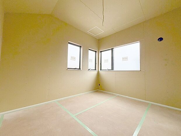 スタイリッシュなデザインと快適な居住性を兼ね備えた洋室。広々とした空間は、自分らしいインテリアを楽しむことができるほか、リラックスした時間を過ごすことができそうです。 