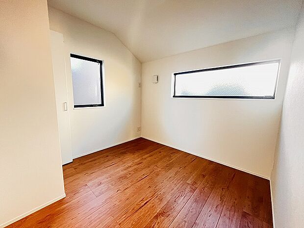 洋室はモダンなデザインと機能性を備え、快適な生活空間に。明るい窓から差し込む自然光が広々とした空間をさらに明るく開放的に感じさせます。