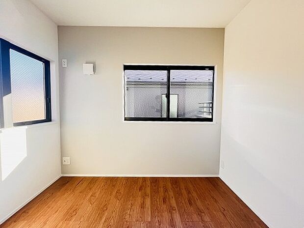 スマートなデザインと賢い収納が生活を快適にします。広々とした雰囲気を演出する工夫が施され、生活空間の魅力を引き出します。