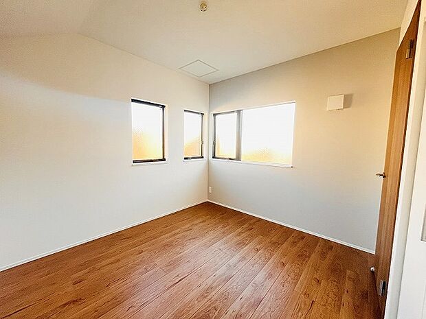 スタイリッシュなデザインと快適な居住性を兼ね備えた洋室。広々とした空間は、自分らしいインテリアを楽しむことができるほか、リラックスした時間を過ごすことができそうです。