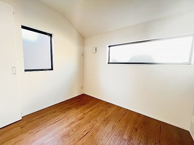 勾配天井の2階のお部屋。この勾配の角度がお洒落な雰囲気を感じさせてくれます。 