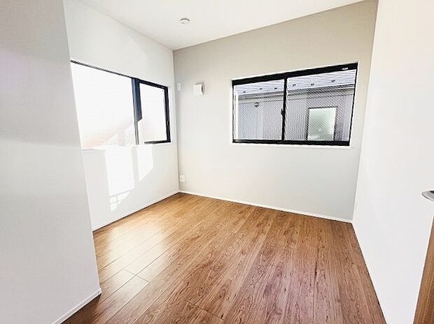 スマートなデザインと賢い収納が生活を快適にします。広々とした雰囲気を演出する工夫が施され、生活空間の魅力を引き出します。  