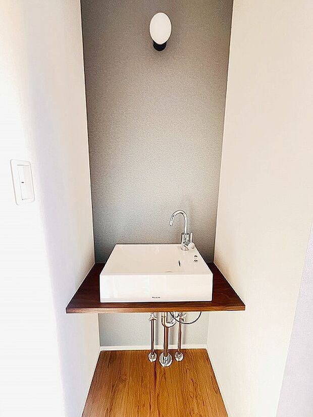 実際に室内をご見学頂くと生活のイメージが広がると思います。家具を置いたイメージや窓からの景色など。周辺で販売に出している物件も一緒にまとめてご見学頂き、比較する事もできます。