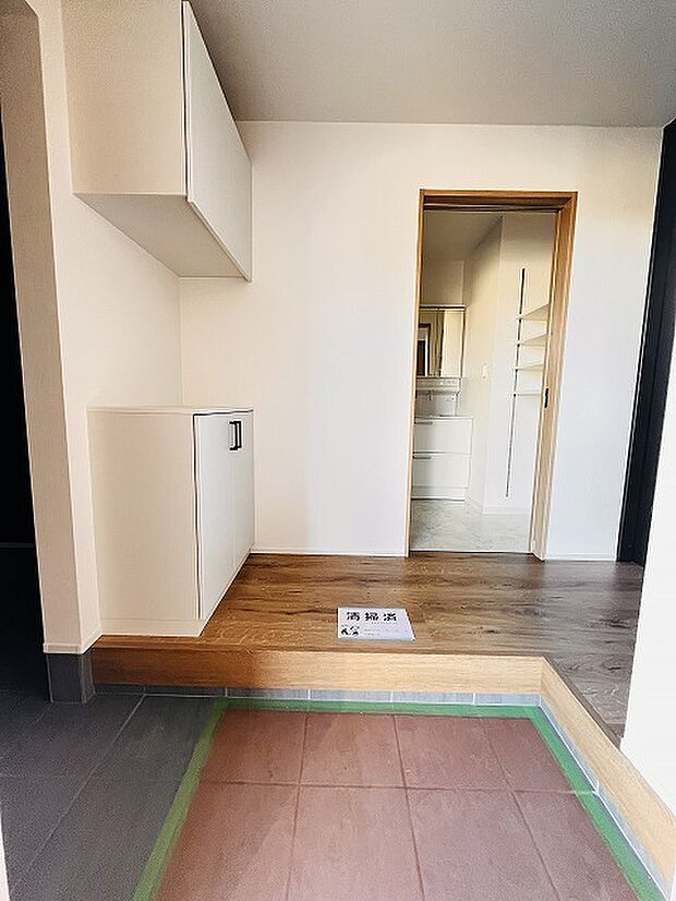 玄関は家の第一印象を左右する重要な場所。ほどよい広さとスタイリッシュな色遣いが印象的です。 