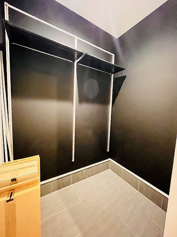 靴が沢山ある方には嬉しいシューズクローク。ベビーカーやゴルフバッグなども置けそうなスペースに 