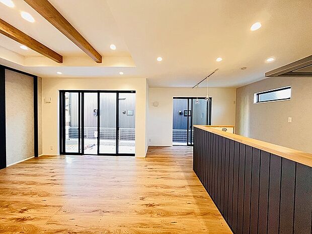 家族が食事するダイニングスペースをキッチンから見渡せる設計に。お料理をしながら家族とのコミュニケーションが増えそうな予感。