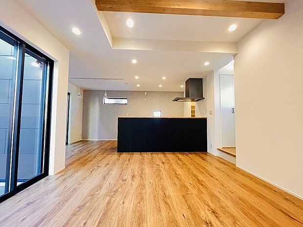 家族の集まるリビングは気持ちの良い自然光が差し込む団欒空間。室内のご見学予約も随時、受付中ですのでお気軽にお問合せください。 