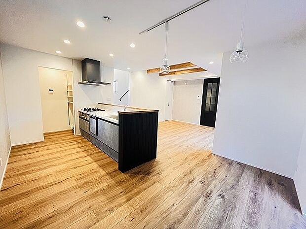 カウンターキッチンは、キッチン側とリビング側に分かれてお店間隔でのお食事も可能！！ お休みの日には、いろいろな楽しみ方を家族みんなでお楽しみください 