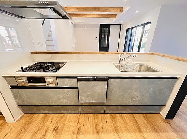 お料理をしながらリビングの家族やゲストとの会話が楽しめるカウンタータイプのキッチン。毎日のお料理を楽しく快適に。 