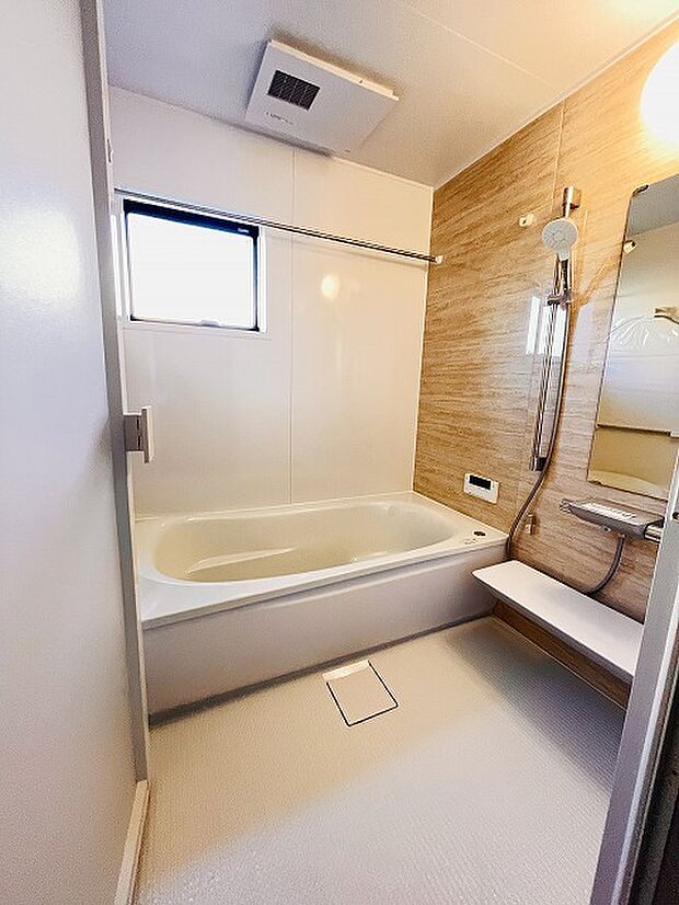 一日の疲れを癒してくれるゆったりとしたバスルームです。 