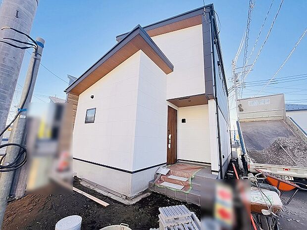 周辺の街並みの中で適度な主張、生活に溶け込むシンプルなデザインの外観が魅力の一戸建です。