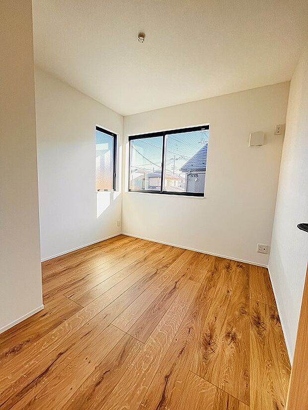 洋室はモダンなデザインと機能性を備え、快適な生活空間に。明るい窓から差し込む自然光が広々とした空間をさらに明るく開放的に感じさせます。  