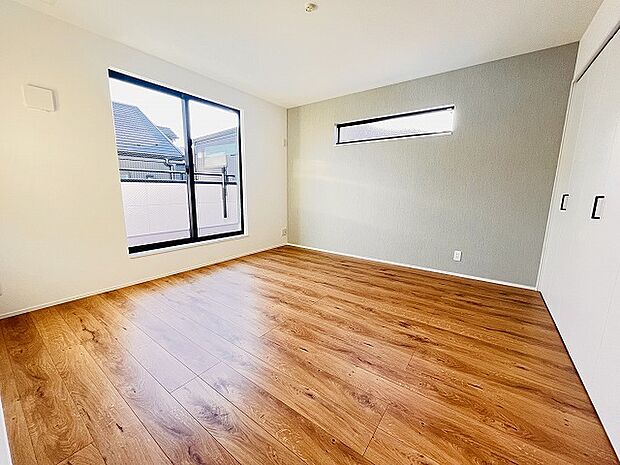 スタイリッシュなデザインと快適な居住性を兼ね備えた洋室。広々とした空間は、自分らしいインテリアを楽しむことができるほか、リラックスした時間を過ごすことができそうです。 