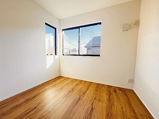 スマートなデザインと賢い収納が生活を快適にします。広々とした雰囲気を演出する工夫が施され、生活空間の魅力を引き出します。  