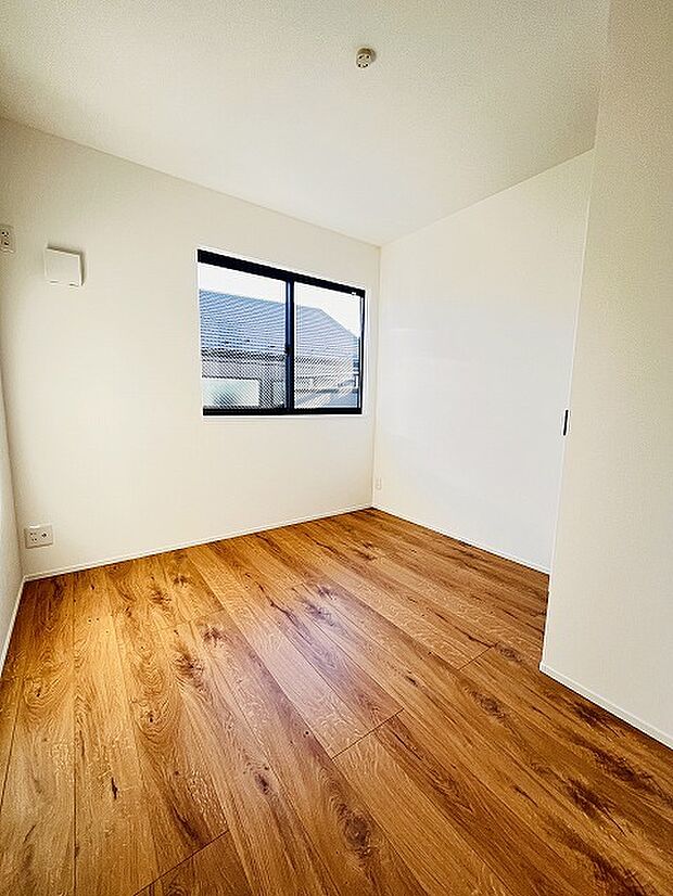 実際に室内をご見学頂くと生活のイメージが広がると思います。家具を置いたイメージや窓からの景色など。周辺で販売に出している物件も一緒にまとめてご見学頂き、比較する事もできます。