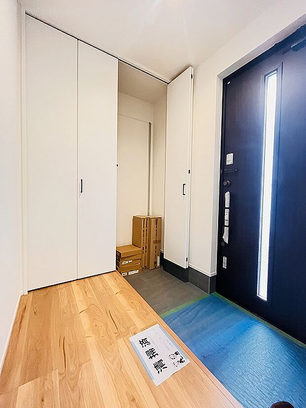 玄関は家の第一印象を左右する重要な場所。ほどよい広さとスタイリッシュな色遣いが印象的です。 