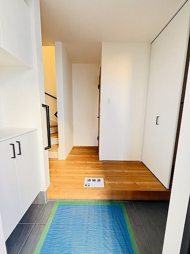 コンパクトながらも、使い勝手の良い玄関スペース。明るいデザインと、収納スペースを効果的に配置することで、使い勝手を最大限に引き出しています。 