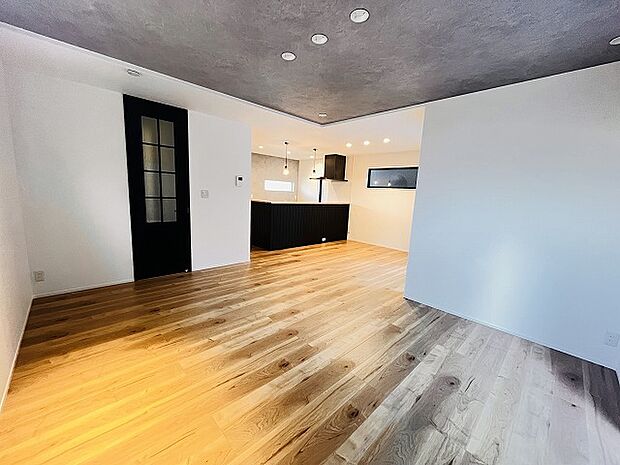 家族の集まるリビングは気持ちの良い自然光が差し込む団欒空間。室内のご見学予約も随時、受付中ですのでお気軽にお問合せください。 